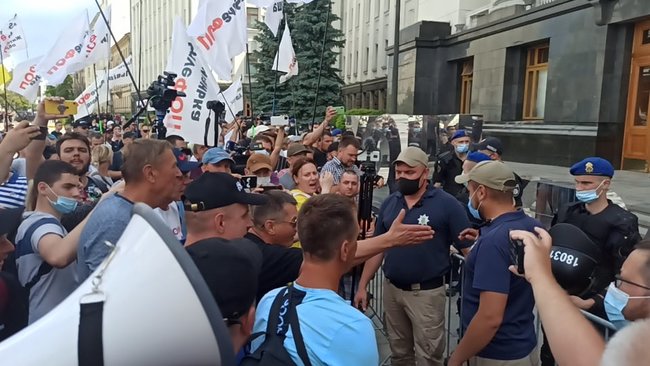 У Києві протестують ФОПи: між мітингувальниками і правоохоронцями відбулися бійки 14