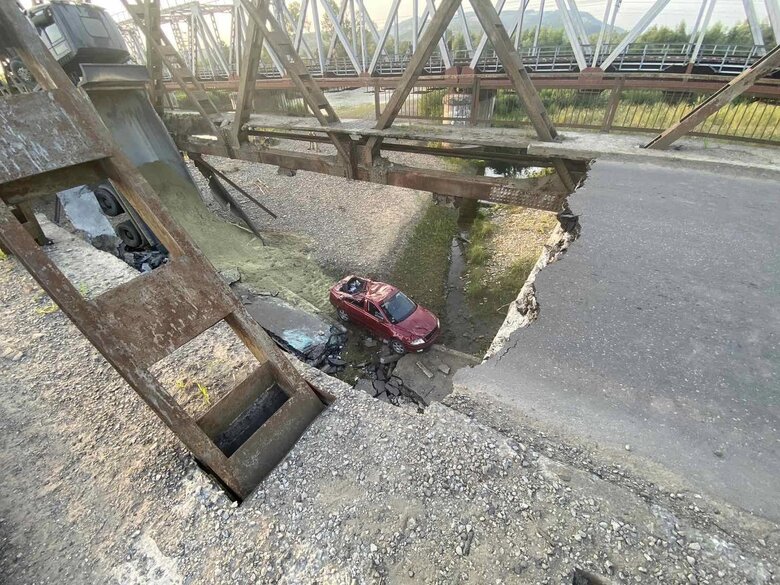 На Закарпатье во время движения автомобилей обрушился мост через реку Тересва (обновлено) 07