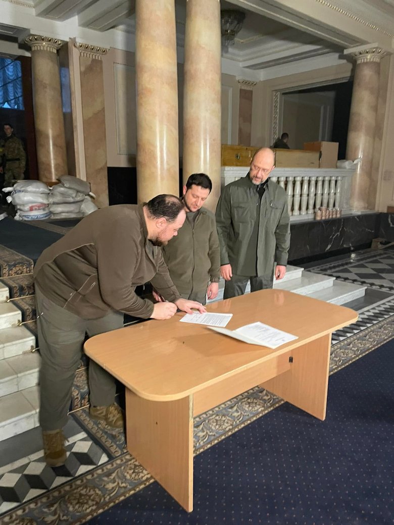 ZELENSKY SIGNS APPLICATION FOR UKRAINES MEMBERSHIP IN EU 01