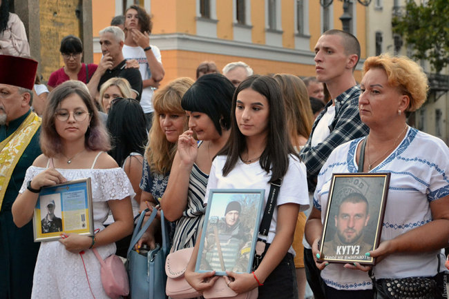 В центре Одессы прошла акция памяти военных, погибших на Донбассе 02