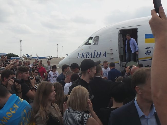 Освобожденные украинцы прилетели в Киев 08