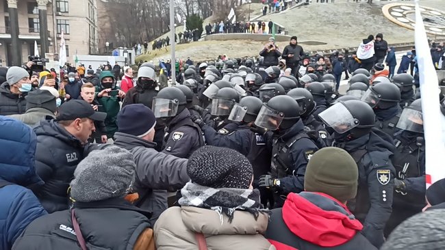 Протест ФОПів: Правоохоронці спробували демонтувати намети - застосовували сльозогінний газ 30