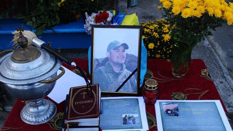Мемориальную доску погибшему в зоне ООС офицеру 30-й ОМБр Дмитрию Бортнику открыли на Житомирщине 02