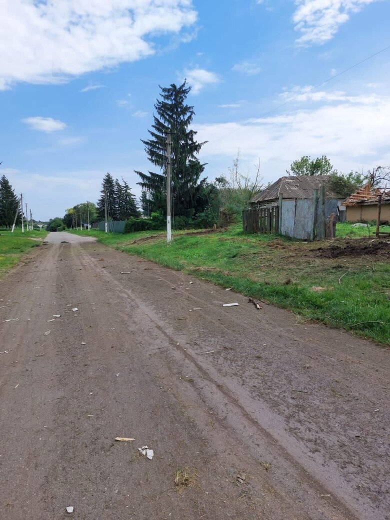17 прилетов: россияне обстреляли село в Сумской области, - Живицкий 08