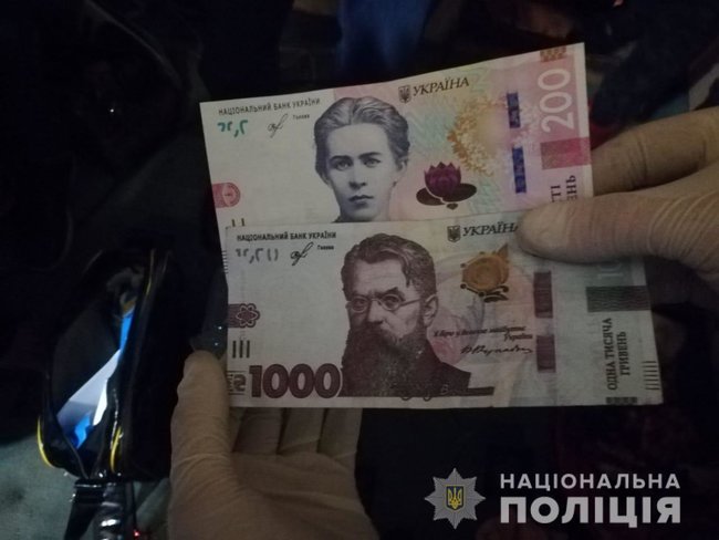 Подружжя на Дніпропетровщині налагодило виробництво та збут фальшивих банкнот номіналом 100, 200, 500 і 1000 грн, - поліція 02
