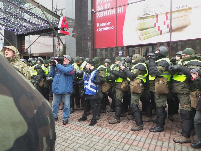 Акция Смерть России!: Националисты забросали камнями здание Россотрудничества и двух банков в Киеве 04