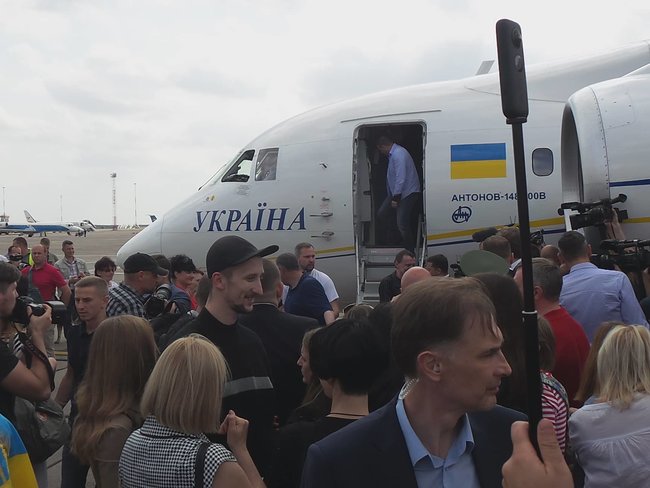 Освобожденные украинцы прилетели в Киев 07