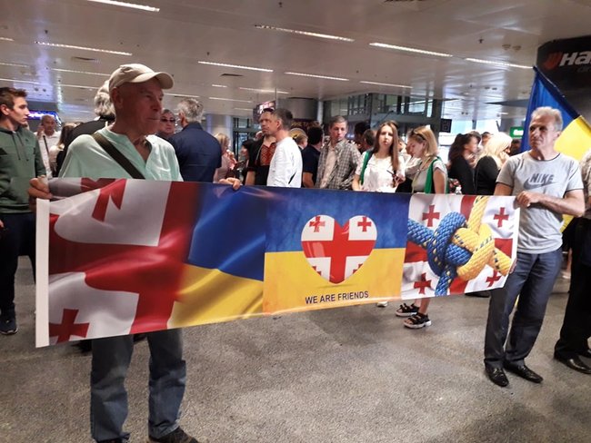 Сторонники Саакашвили собираются в аэропорту Борисполь - люди держат баннеры и поют гимн 09