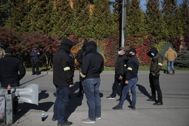 Мирна акція двох громадських організацій під будинком Порошенка: чергують 60 поліцейських, у ЄС заявляють про провокації з боку тітушок 04