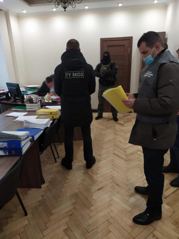 НАБУ совместно с СБУ задержало двух человек при даче взятки в $25 тыс. главе Госгеокадастра Лещенко 07