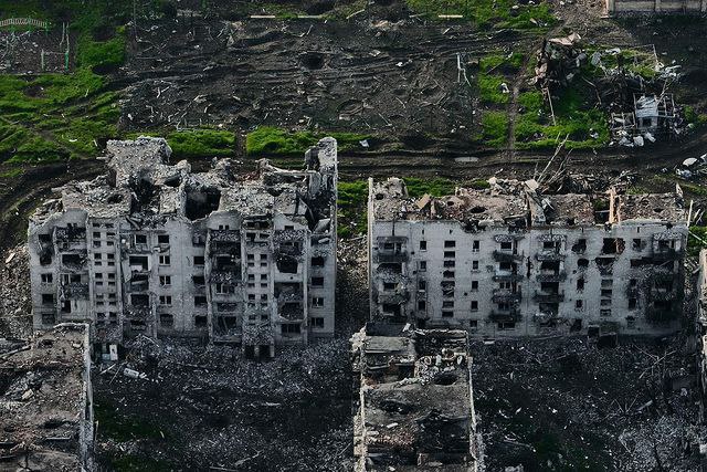 Город, которого больше не существует: фотографы показали уничтоженную Марьинку 02