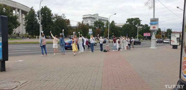 Пятые сутки протестов в Беларуси: в Минске с самого утра девушки выстраиваются в цепи солидарности 01