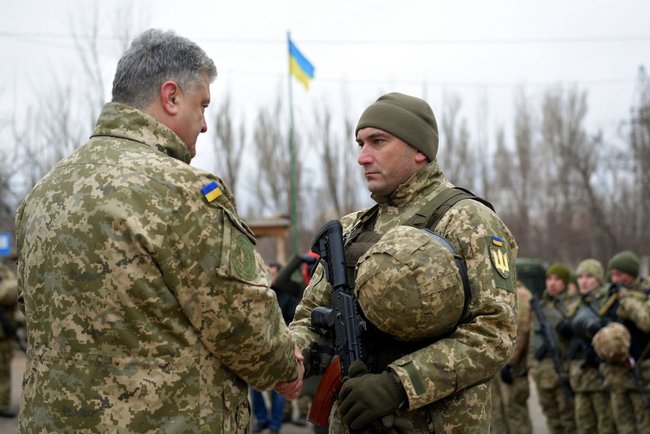 Порошенко на Донбассе вручил государственные награды украинским военнослужащим 03