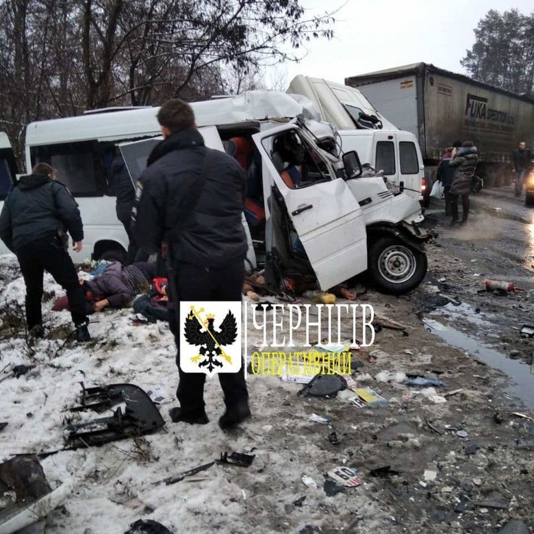 Зіткнення вантажівки та маршрутки на Чернігівщині: 11 осіб загинуло, 8 - травмовано 04