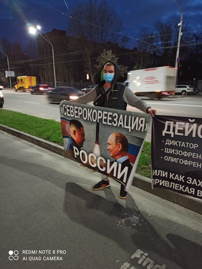 У посольства РФ в Киеве протестовали против российской агрессии 02