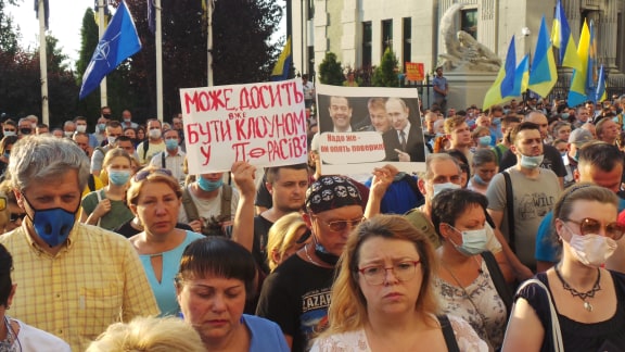 Под Офисом Зеленского в Киеве проходит акция протеста против условий прекращения огня на Донбассе 13