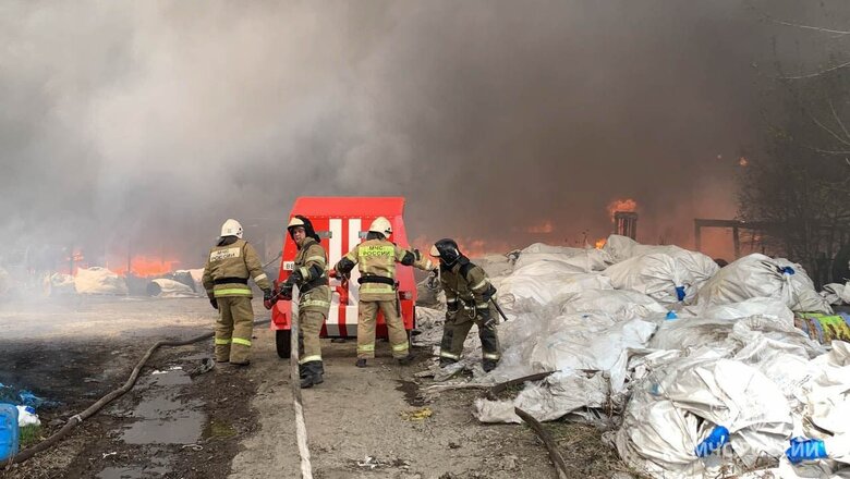 В Екатеринбурге горят склады с резиной и легковоспламеняющимися жидкостями 02