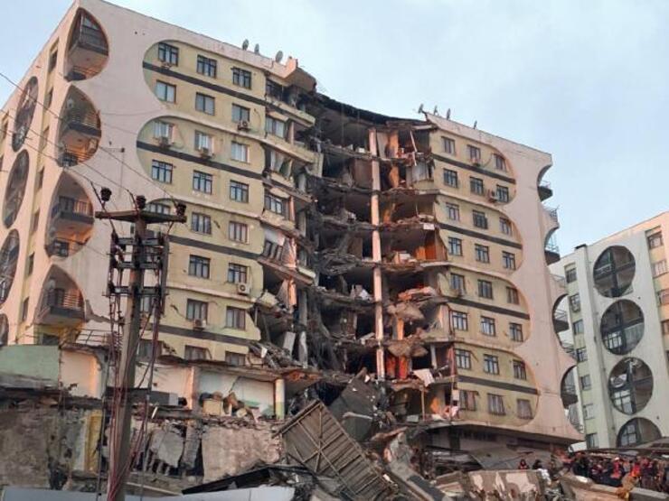 У Туреччині стався сильний землетрус, загинули понад 900 осіб 01