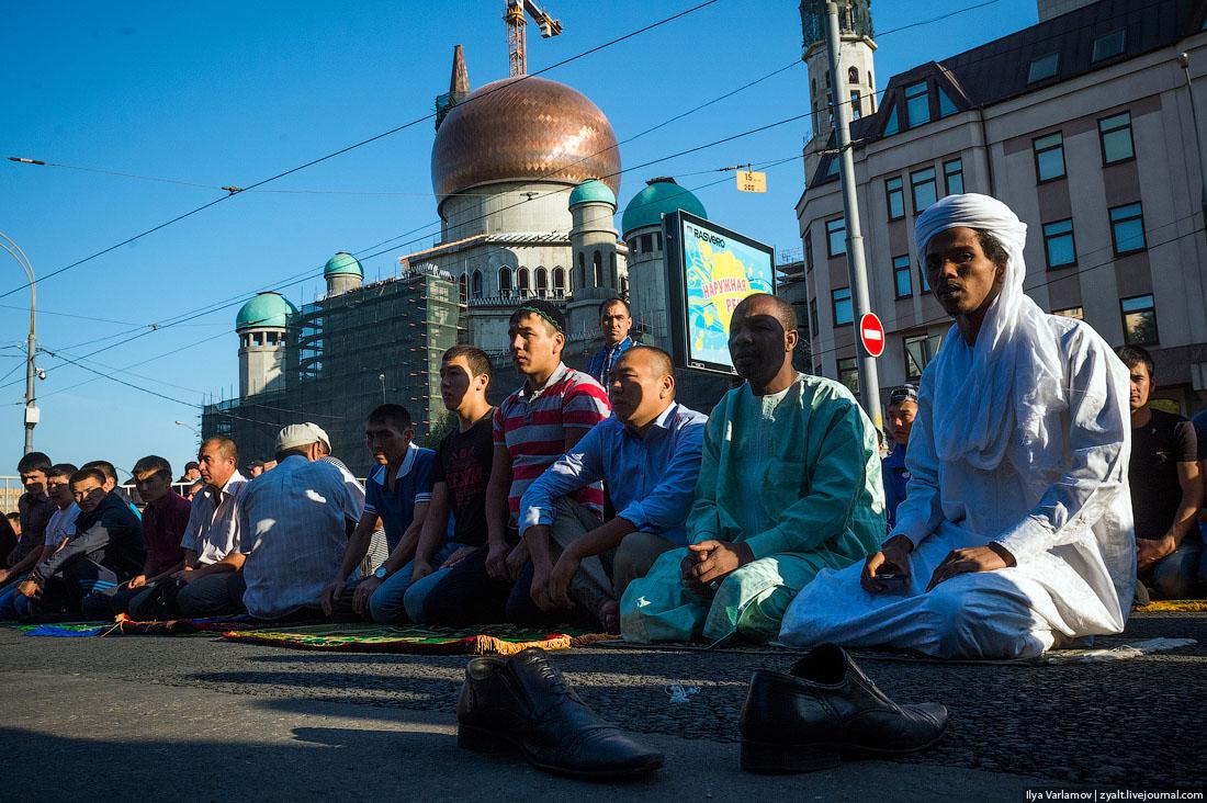 Сегодня ураза. Праздники Ислама Ураза байрам. Ураза байрам, праздник разговения. Мусульманский праздник разговения «Ураза-байрам» в Евпатории. Празднование куразам байран в Москве.