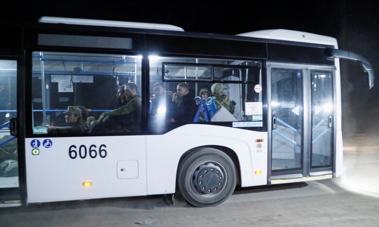 Автобуси з українськими військовими виїхали з Азовсталі в окупований Новоазовськ, - Reuters 04