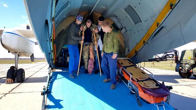 В Одесский военный госпиталь авиацией доставлены 10 раненых военнослужащих, 1 из них в реанимации в тяжелом состоянии, - волонтер Танцюра 03