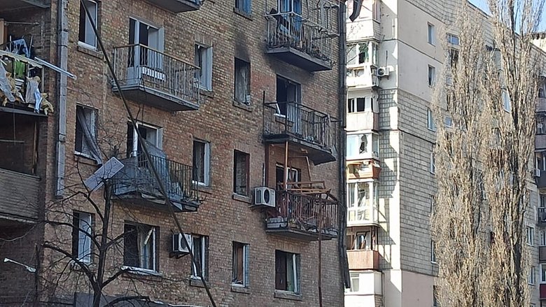 Наслідки падіння збитої російської крилатої ракети на Куренівку в Києві 19