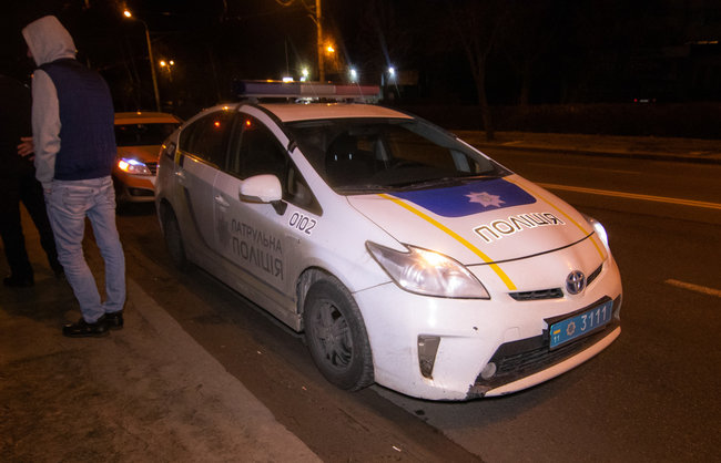 Киа в Киеве сбил пешехода, протащил его 100 метров по дороге и скрылся: мужчина не выжил 02