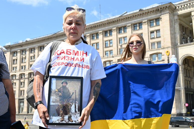 Рідні полеглих захисників України вимагали створити під Києвом військове кладовище 08