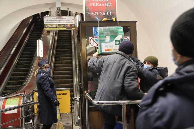 В метро Киева устанавливают дефибрилляторы 04