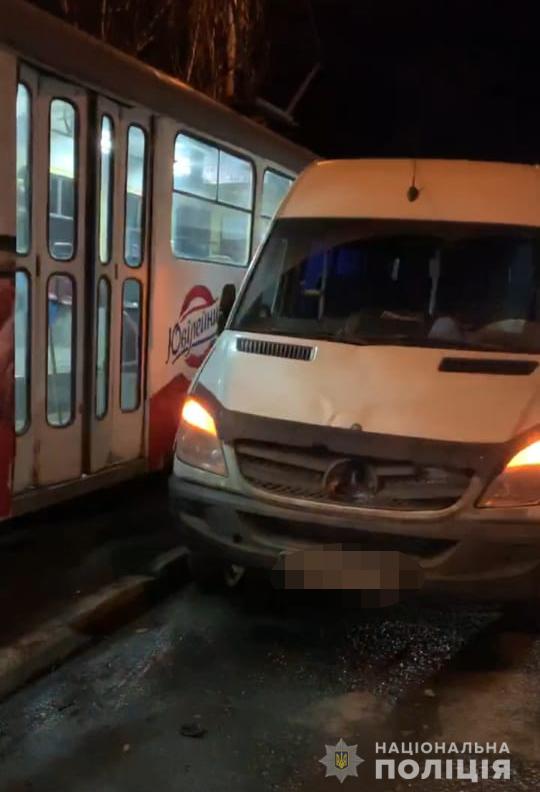 Пьяный водитель микроавтобуса наехал на 4 пассажиров в Днепре 01