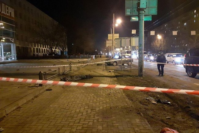 В Днепре во время бегства от полиции автомобиль Audi сбил троих пешеходов: один человек погиб, двое, в том числе ребенок, госпитализированы 01