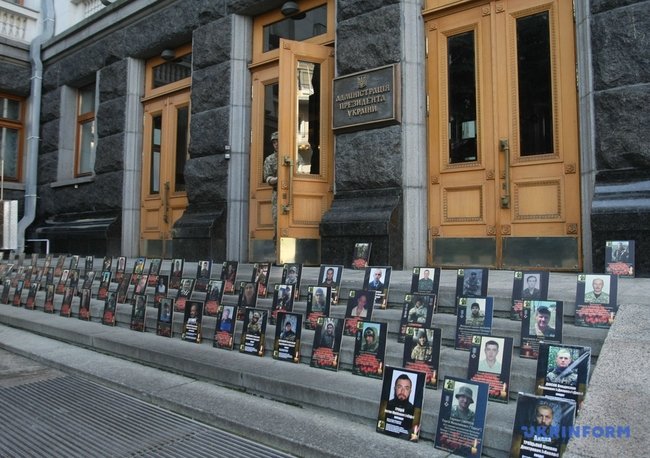 Вдовы погибших на Донбассе воинов пришли под АП с протестом против примирения с Россией 06
