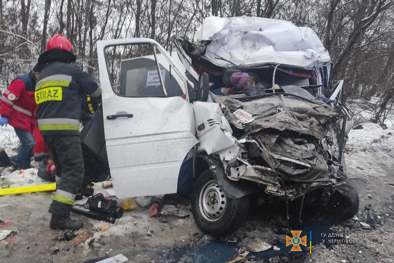 Зіткнення вантажівки та маршрутки на Чернігівщині: 11 осіб загинуло, 8 - травмовано 09