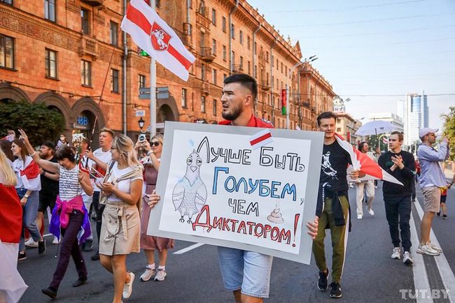 Протесты в Беларуси: Саша, выходи, будем поздравлять 05