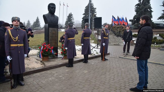 Неподалеку от памятника убитому главарю ДНР Захарченко в оккупированном Донецке установили бюст Кобзона 01