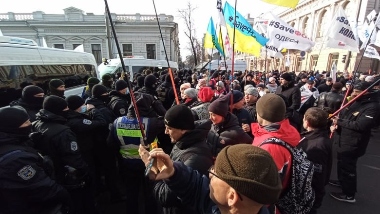 Акція SaveФОП у центрі Києва: мітингувальників відтіснили із Хрещатика, вони прямують під Раду 15