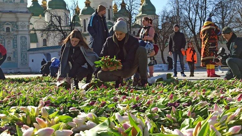 На Софійській площі в Києві виклали герб України з 1,5 млн квітів на честь жінок, які допомагають фронту 20
