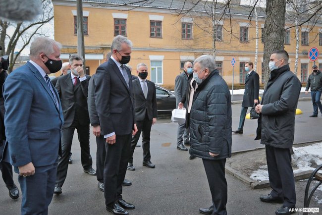 Президент Литвы Науседа посетил раненых украинских воинов в Главном военном клиническом госпитале 07