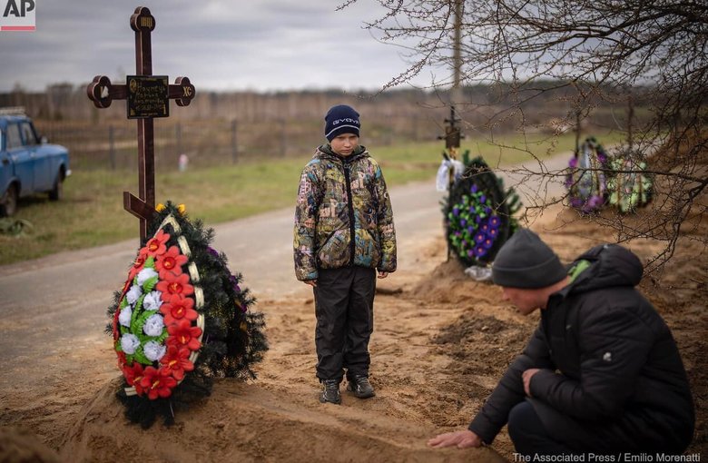 10-річний Вова на похороні своєї мами Марини, вбитої російськими окупантами в Бучі 01