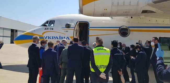 Українських медиків в Італії зустрів із літака глава МЗС Ді Майо 02