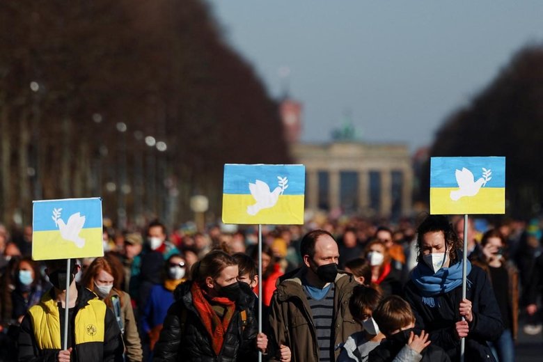Масові мітинги проти війни в Україні прокотилися Європою. У Берліні вийшло щонайменше 20 тисяч людей 09