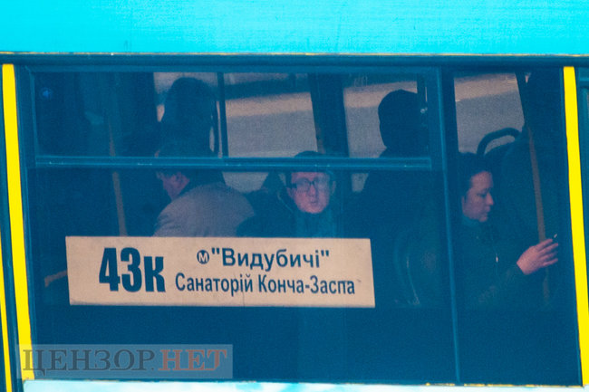 Переполненные маршрутки, штурмующие автобус пассажиры и люди без масок: общественный транспорт Киева в условиях карантина 05