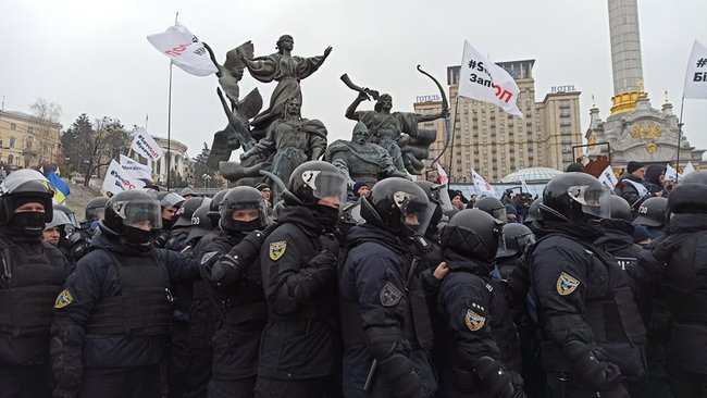ФОПи спробували встановити намети на Майдані Незалежності: між мітингувальниками і правоохоронцями сталися сутички 12