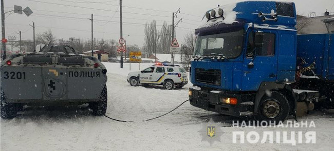 Через сильний снігопад у Києві задіяли БТР, на вїзді стоїть 1400 фур 01