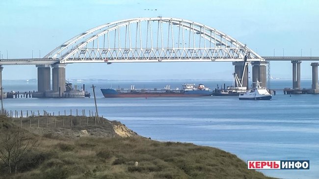 Севший на мель танкер, - ВМС Украины опубликовали фото перекрытого Россией Керченского пролива 01