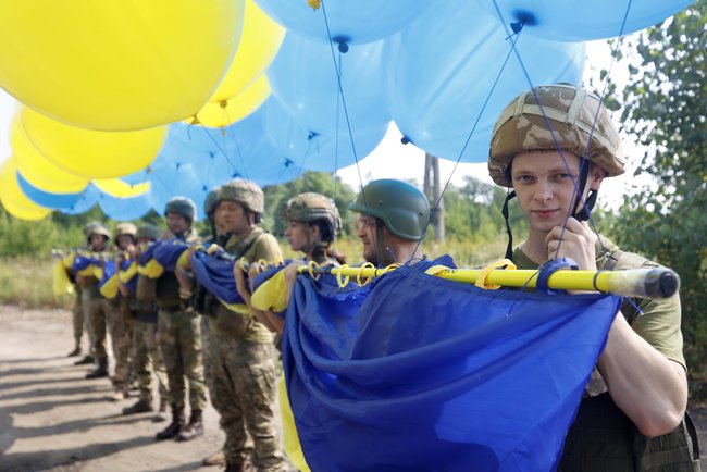 Флаг Украины запустили в небо из Авдеевки в сторону оккупированного Донецка 01