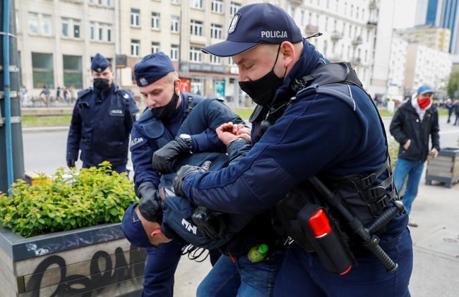 У Варшаві поліція розігнала антикарантинний протест: застосовувався сльозогінний газ, майже 400 затриманих 12