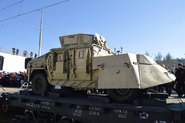 Автомобили HMMWV и БМП ACV-15: оккупанты в Севастополе похвастались военными трофеями из Сирии 11