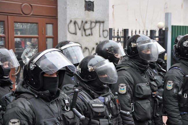 Акция Смерть России!: Националисты забросали камнями здание Россотрудничества и двух банков в Киеве 30