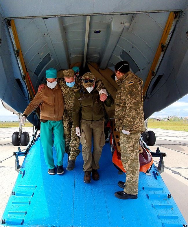 12 поранених воїнів евакуйовано літаком із Дніпра в Одесу, 4 у важкому стані, - волонтер Танцюра 05